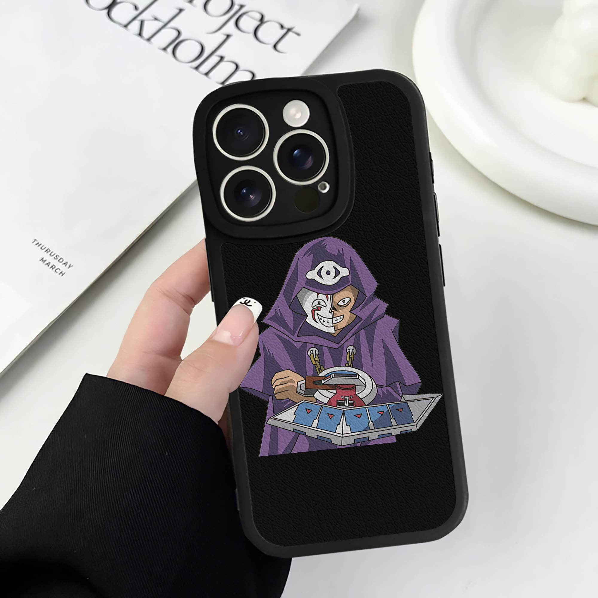 遊☆戯☆王 Yu-Gi-Oh! 【iPhone 16シリーズ対応】シリコンスマホケース（レザー調） 材質：シリコン